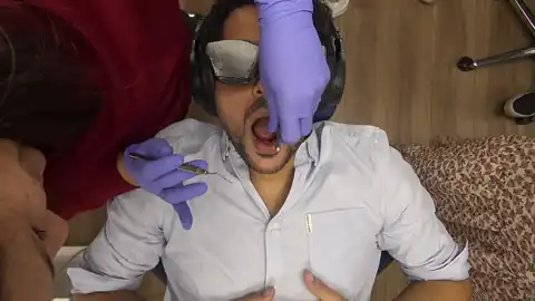 Patient installé avec des lunettes de relaxation pendant un soin